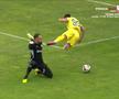 Penalty acordat în Petrolul - Oțelul Galați după două greșeli mari în defensiva lui Dorinel Munteanu, foto: captură de ecran @Prima Sport