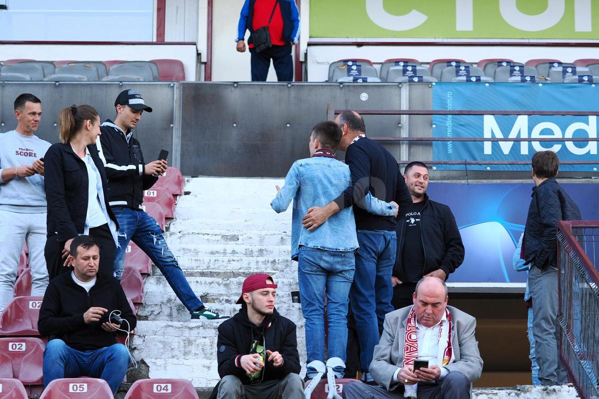 Mesajul apărut în locul galeriei Rapidului la meciul cu CFR Cluj, în timp ce Șucu își ocupa locul la „oficială”