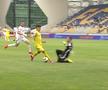 Penalty acordat în Petrolul - Oțelul Galați după două greșeli mari în defensiva lui Dorinel Munteanu, foto: captură de ecran @Prima Sport