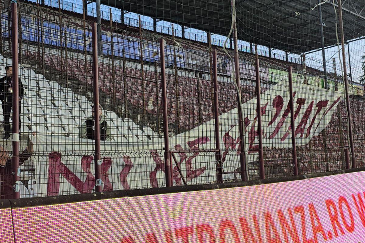 Mesajul apărut în locul galeriei Rapidului la meciul cu CFR Cluj, în timp ce Șucu își ocupa locul la „oficială”