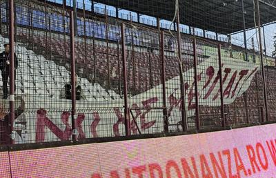 Mesajul apărut în locul galeriei Rapidului la meciul cu CFR Cluj, în timp ce Șucu își ocupa locul la „oficială”