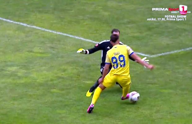 Cadou de Paști! Penalty comic obținut de Petrolul în meciul cu Oțelul » Două greșeli mari în apărarea lui Dorinel Munteanu