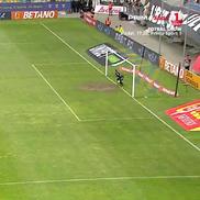 Penalty acordat în Petrolul - Oțelul Galați după două greșeli mari în defensiva lui Dorinel Munteanu, foto: captură de ecran @Prima Sport