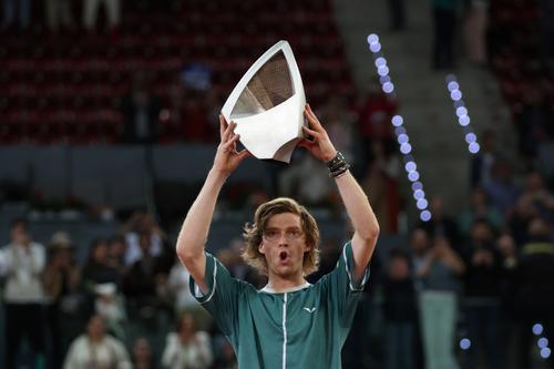 Andrey Rublev cu trofeul de la Madrid FOTO Gulliver/GettyImages