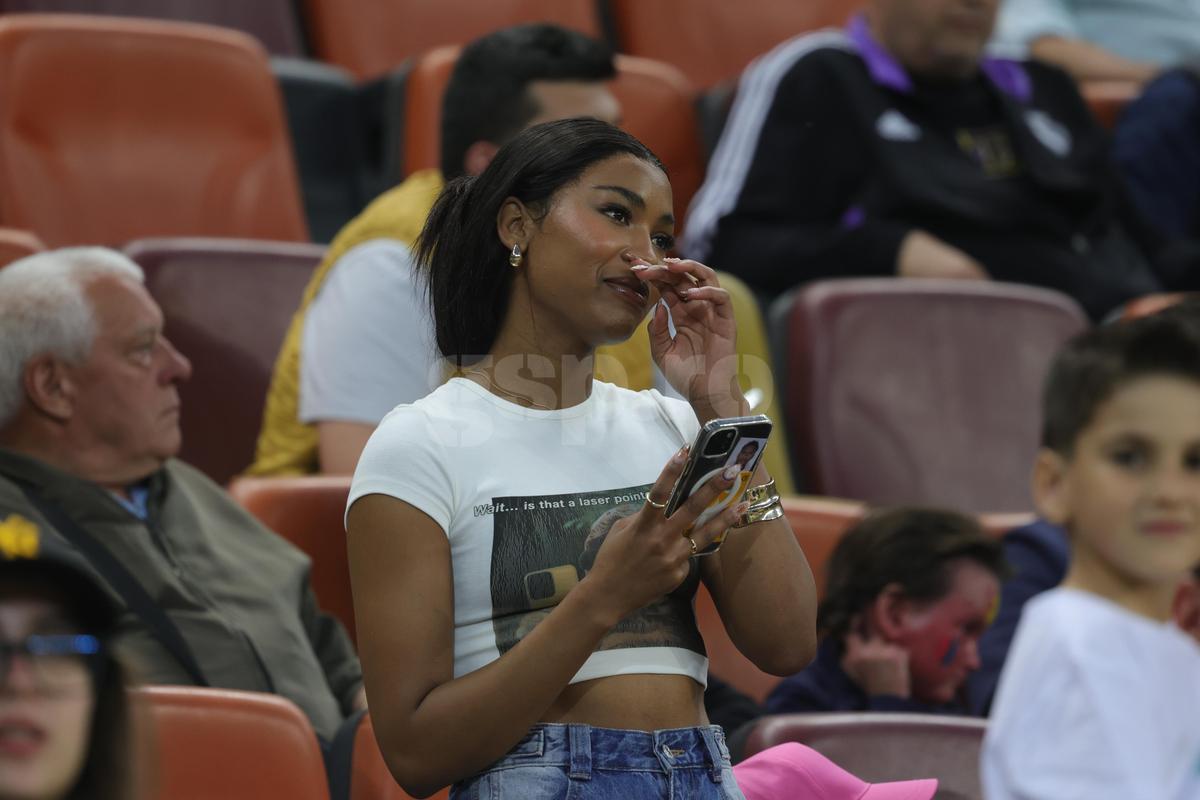 Soția lui Ngezana a atras din nou toate privirile pe Arena Națională » Cum a apărut la derby: detaliile surprinse în tribune