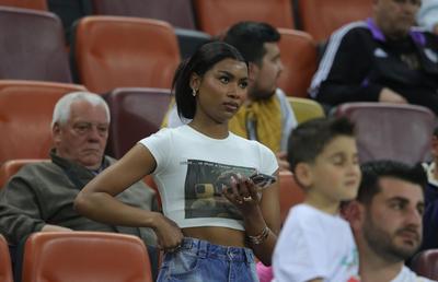 Soția lui Ngezana a atras din nou toate privirile pe Arena Națională » Cum a apărut la derby: detaliile surprinse în tribune