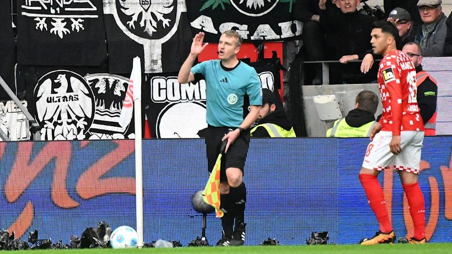 Asistentul din zona ultrașilor lui Eintracht a avut o zi cumplită / Foto: Bild Puteau pierde la „masa verde”! » Huliganii au aruncat cu coada unui steag în asistent!