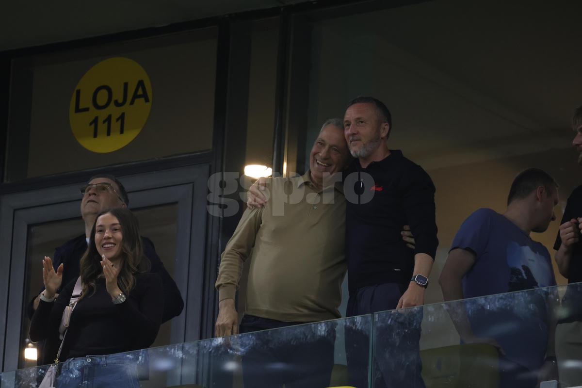 Dezlănțuit și vulgar! Mihai Stoica, gesturi obscene cu mătăniile la mână, imediat după FCSB - Dinamo!