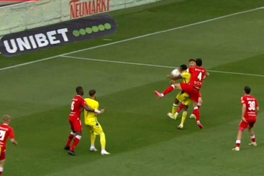 Faza pentru care a fost anulat golul Petrolului. Sursă foto: Captură Prima Sport UTA o învinge pe Petrolul cu 2-0 și părăsește „zona roșie” din play-out-ul Superligii. Clasamentul ACUM