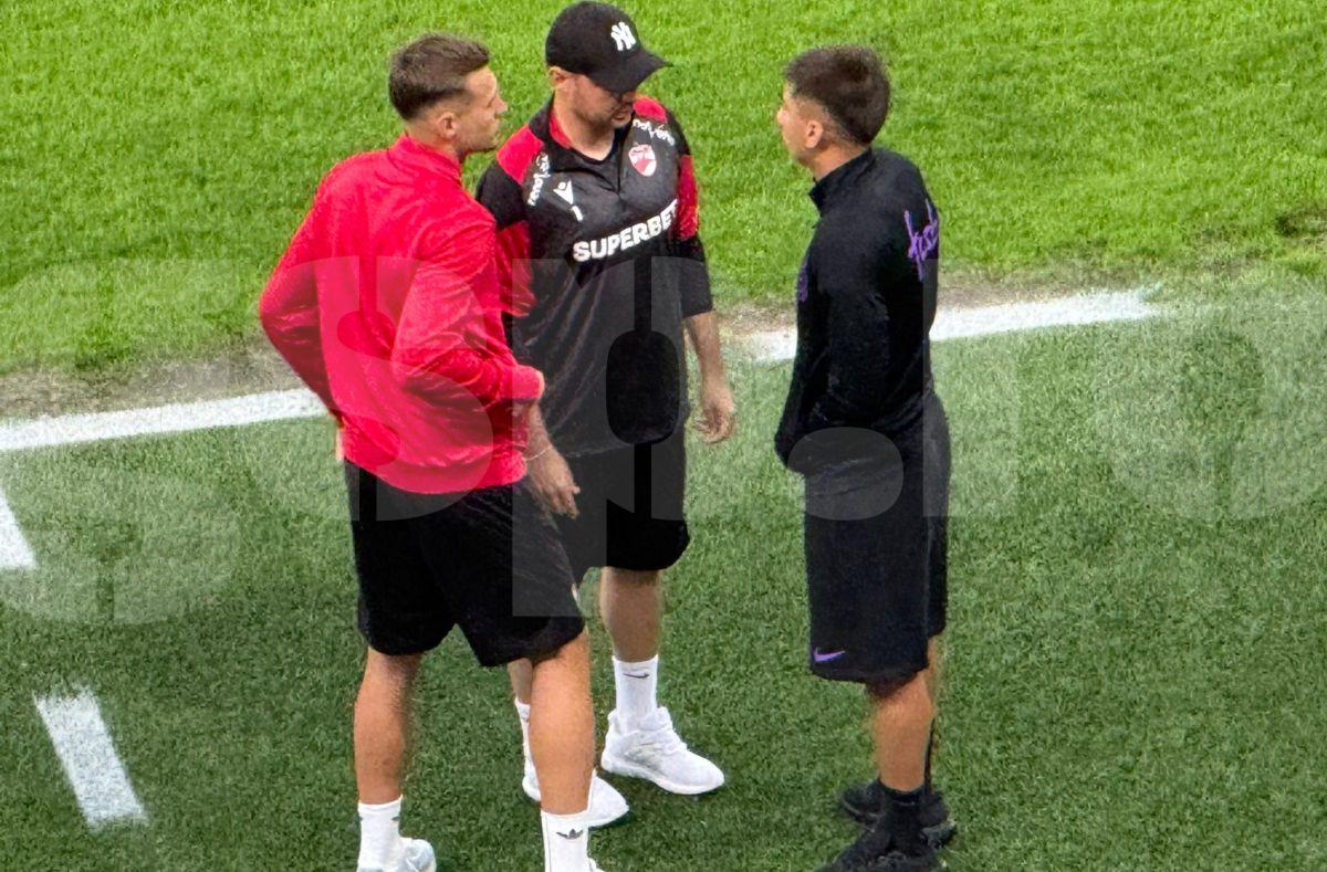 E un semn? Ce făcea Alexandru Musi cu fotbaliștii lui Dinamo, înaintea derby-ului cu FCSB