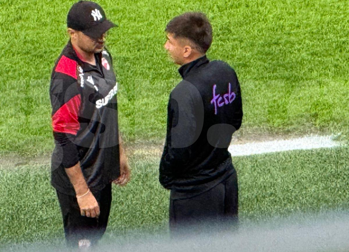 E un semn? Ce făcea Alexandru Musi cu fotbaliștii lui Dinamo, înaintea derby-ului cu FCSB