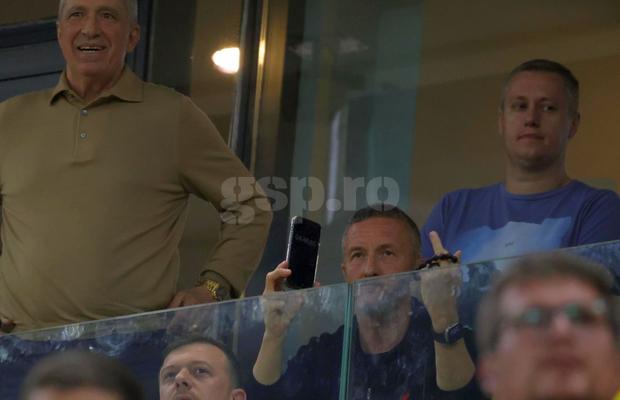 Dezlănțuit și vulgar! Mihai Stoica, gesturi obscene cu mătăniile la mână, imediat după FCSB - Dinamo!