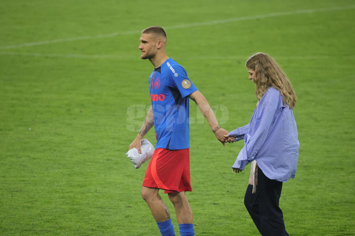 Love is in the air » Antonia și Daniel Bîrligea, momente tandre la finalul meciului FCSB - Dinamo