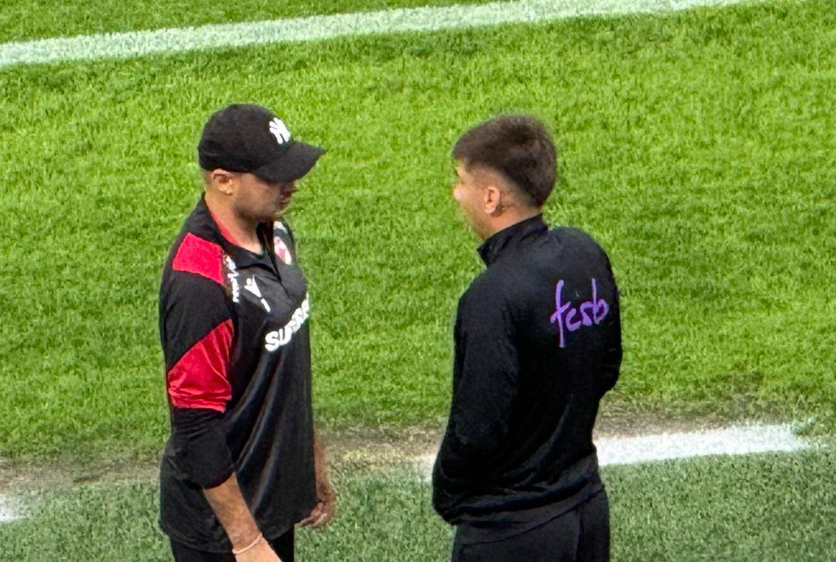 E un semn? Ce făcea Alexandru Musi cu fotbaliștii lui Dinamo, înaintea derby-ului cu FCSB