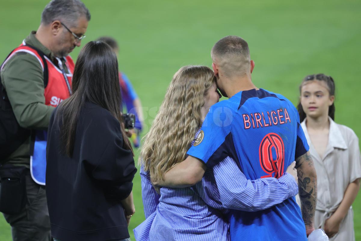 Love is in the air » Antonia și Daniel Bîrligea, momente tandre la finalul meciului FCSB - Dinamo