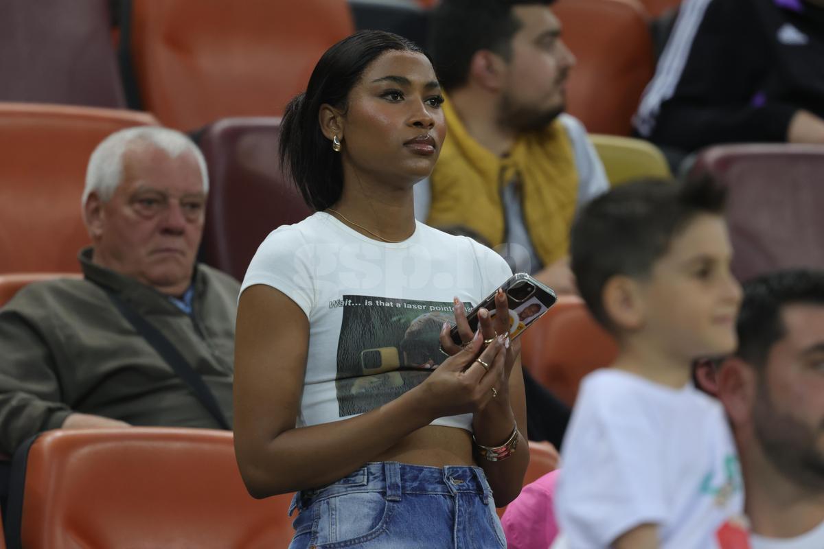 Soția lui Ngezana a atras din nou toate privirile pe Arena Națională » Cum a apărut la derby: detaliile surprinse în tribune