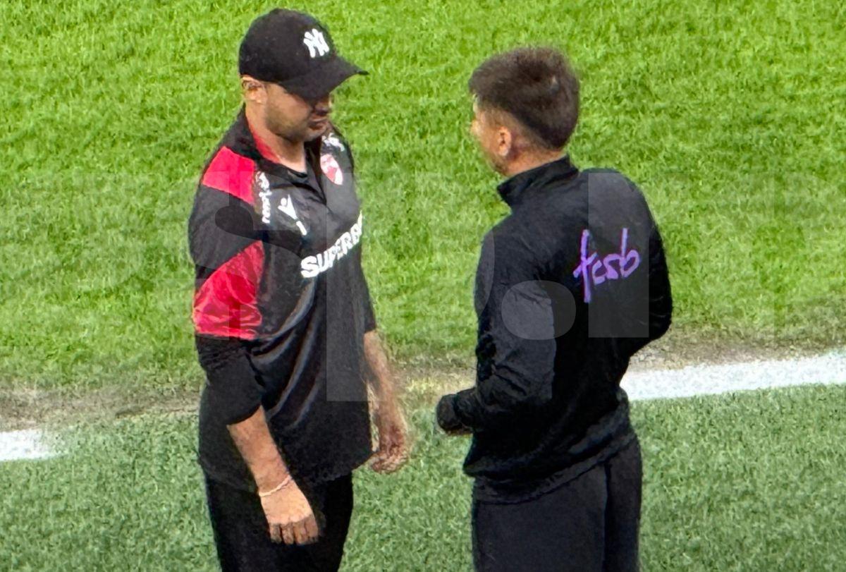 E un semn? Ce făcea Alexandru Musi cu fotbaliștii lui Dinamo, înaintea derby-ului cu FCSB