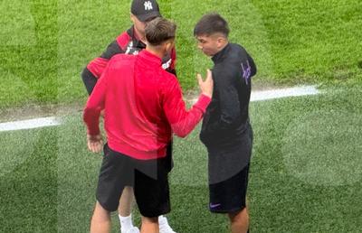 E un semn? Ce făcea Alexandru Musi cu fotbaliștii lui Dinamo, înaintea derby-ului cu FCSB