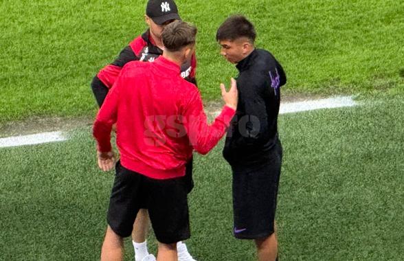 E un semn? Ce făcea Alexandru Musi cu fotbaliștii lui Dinamo, înaintea derby-ului cu FCSB