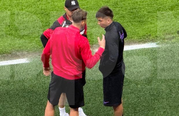 E un semn? Ce făcea Alexandru Musi cu fotbaliștii lui Dinamo, înaintea derby-ului cu FCSB