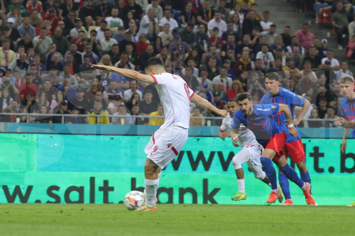 „Mă surprinde!” » Antrenorul străin dat pe spate de fotbalistul în vogă de la FCSB: „Greu să-l scoți de acolo”