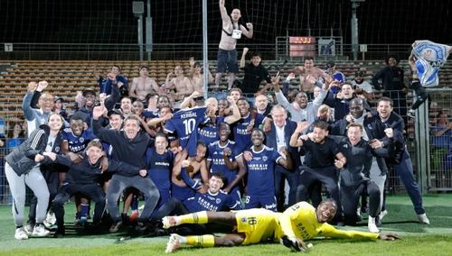 Bucuria celor de la Paris FC după promovarea matematică obținută în meciul cu Martigues / Foto: X