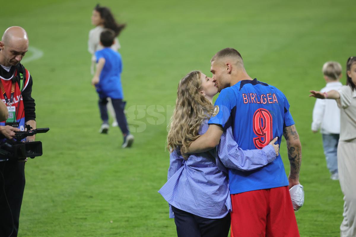 Love is in the air » Antonia și Daniel Bîrligea, momente tandre la finalul meciului FCSB - Dinamo