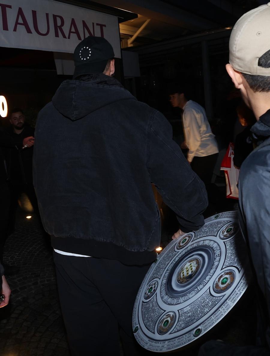 Leon Goretzka a adus un trofeu de carton la petrecere / Foto: Bild Leverkusen i-a stricat petrecerea lui Bayern » Doar 4 jucători la restaurant, Neuer a gătit acasă!