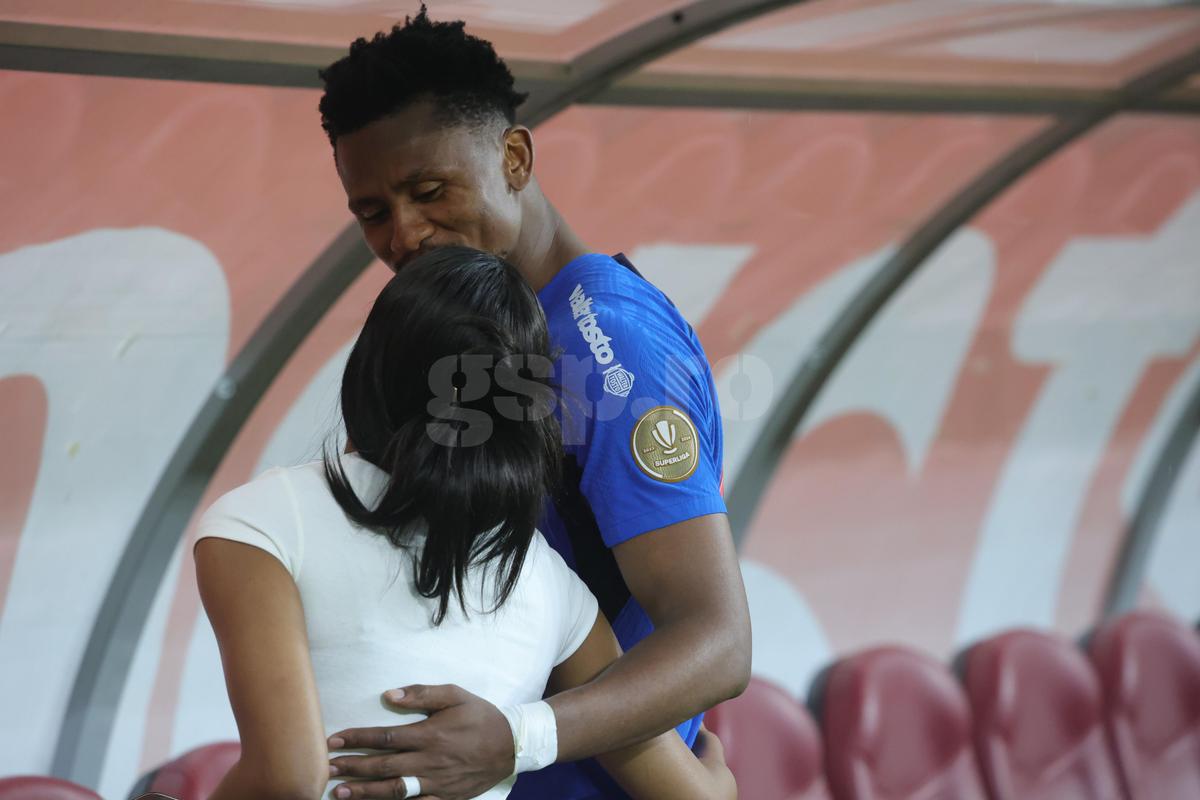 Soția lui Ngezana a atras din nou toate privirile pe Arena Națională » Cum a apărut la derby: detaliile surprinse în tribune