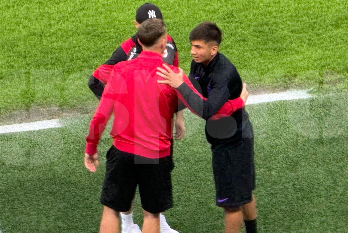 E un semn? Ce făcea Alexandru Musi cu fotbaliștii lui Dinamo, înaintea derby-ului cu FCSB
