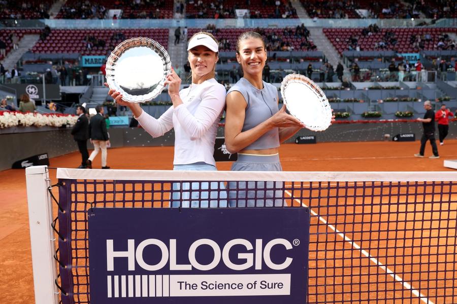 Anna Kalinskaya și Sorana Cîrstea cu trofeele de la Madrid FOTO Guliver/GettyImages Româncele de pe tabloul principal al turneului WTA 1000 de la Roma și-au aflat adversarele » Cîrstea și Cristian se pot duela în turul 3