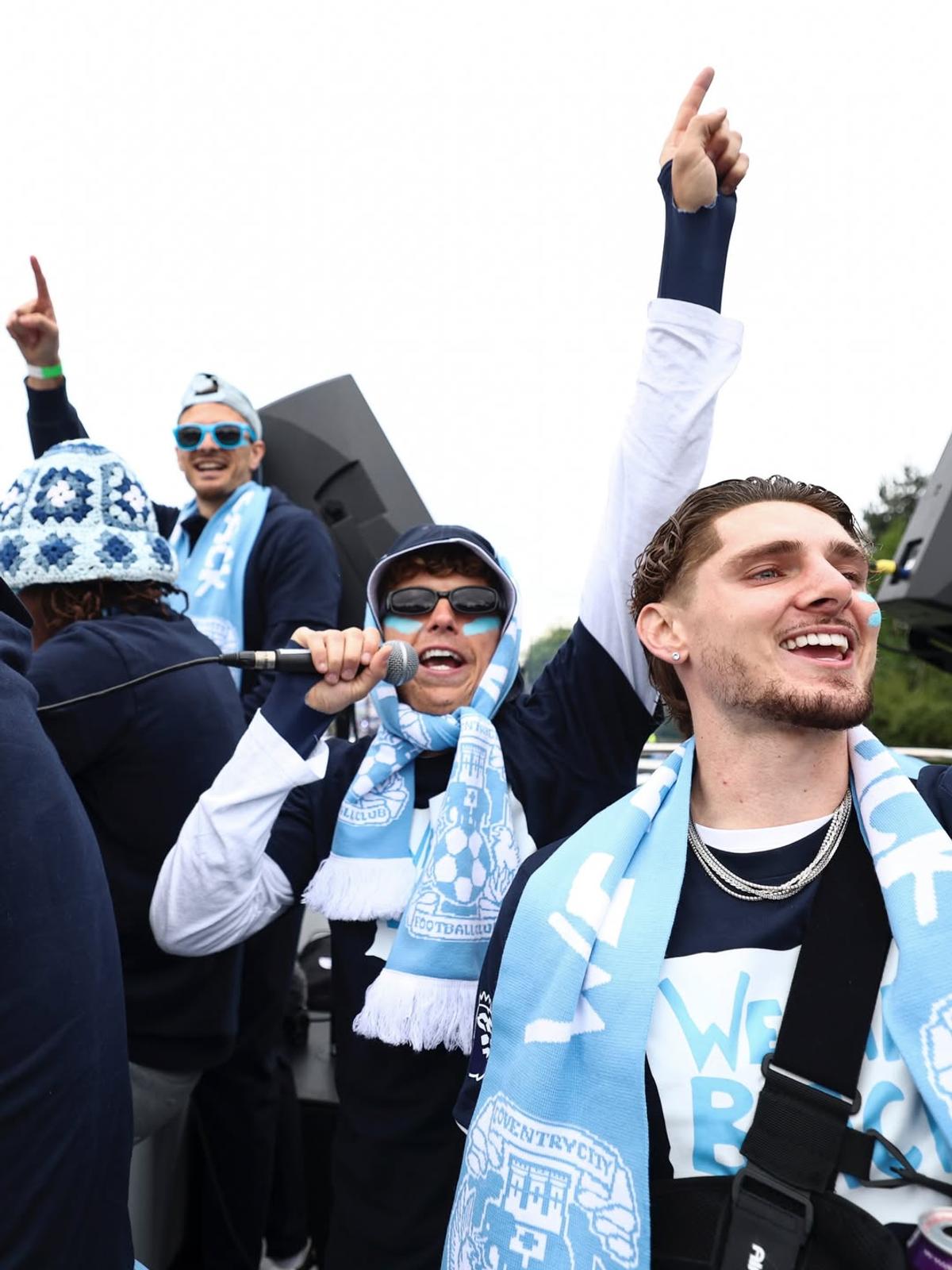 Peste 50.000 de suporteri au sărbătorit promovarea în Premier League, după 25 de ani