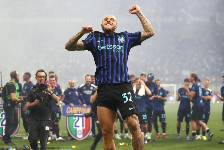 Federico Dimarco la sărbătorirea titlului cu numărului 21 cucerit de Inter. Foto: Getty Images