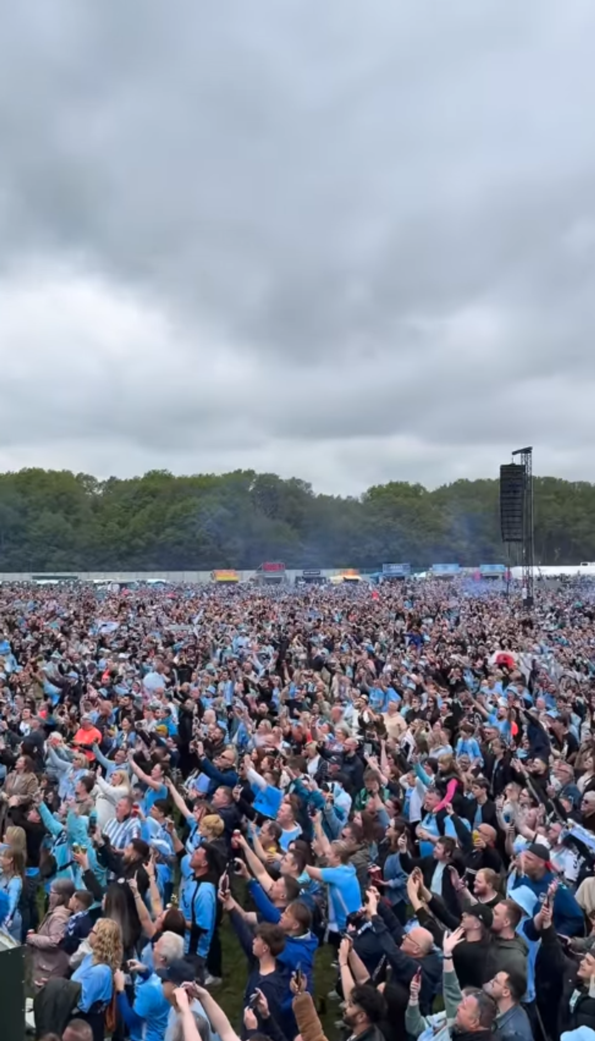 Peste 50.000 de suporteri au sărbătorit promovarea în Premier League, după 25 de ani
