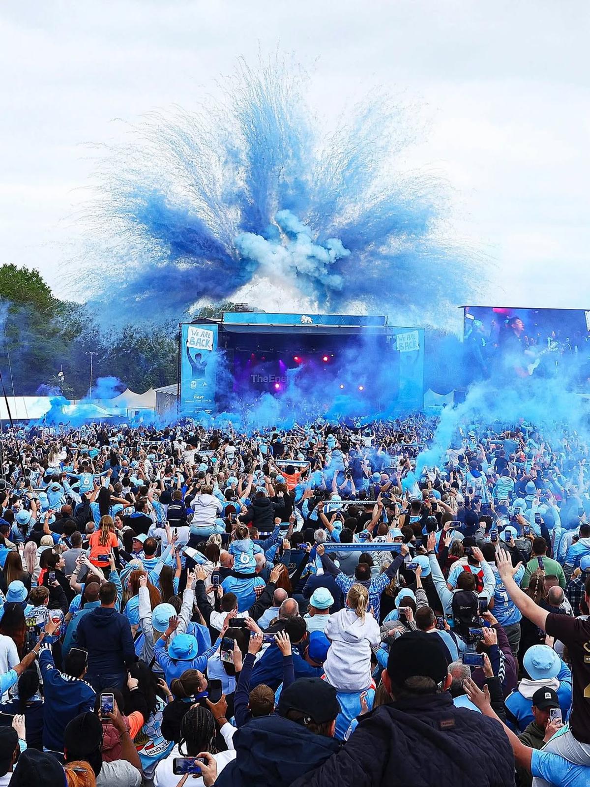 Peste 50.000 de suporteri au sărbătorit promovarea în Premier League, după 25 de ani