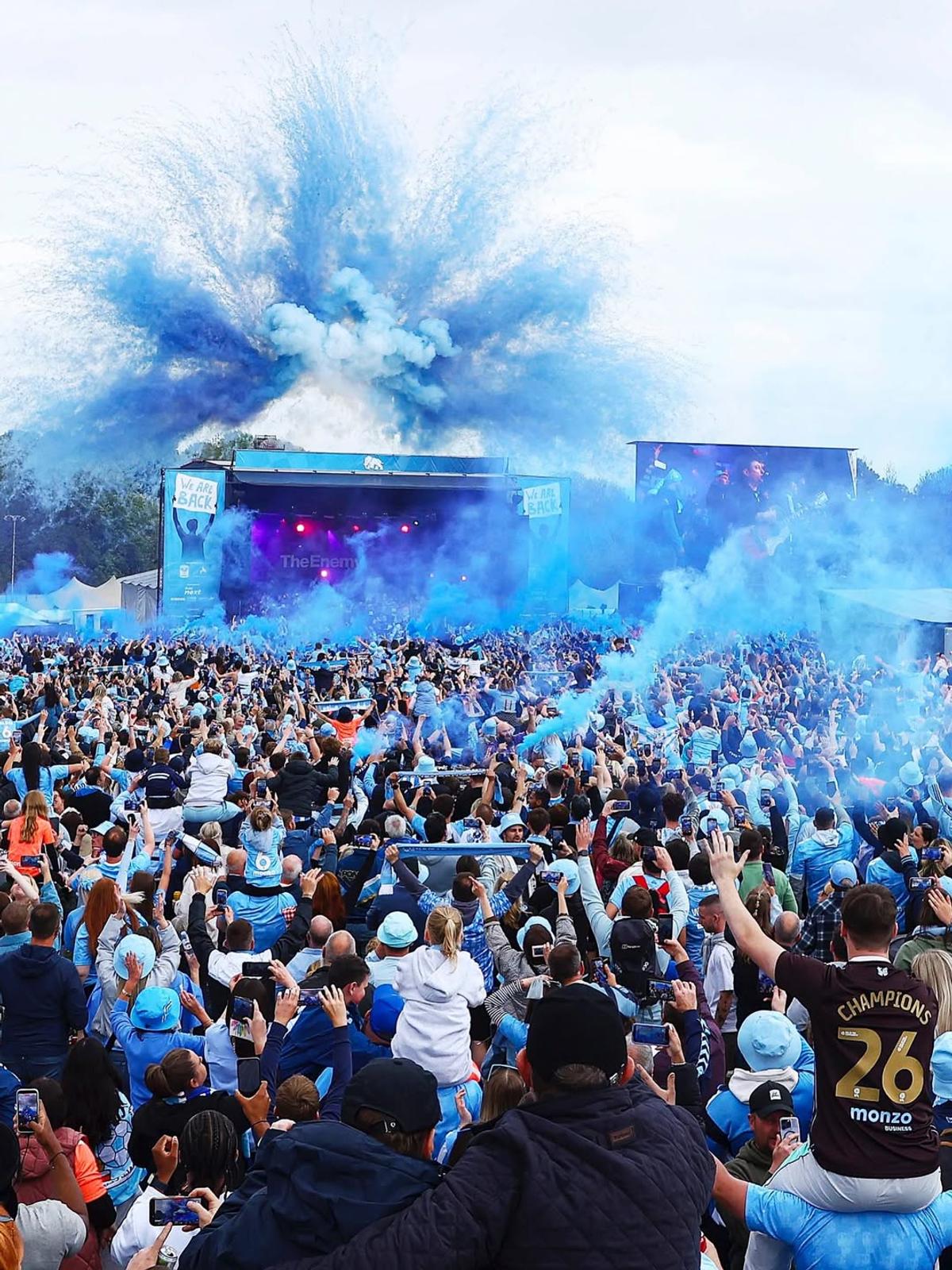 Peste 50.000 de suporteri au sărbătorit promovarea în Premier League, după 25 de ani