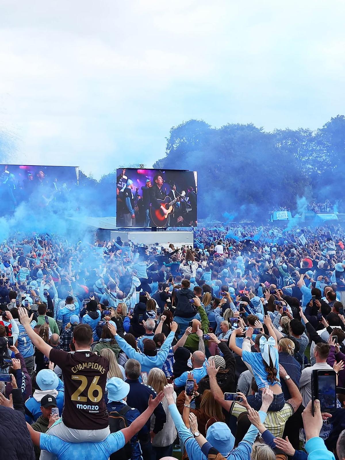Peste 50.000 de suporteri au sărbătorit promovarea în Premier League, după 25 de ani