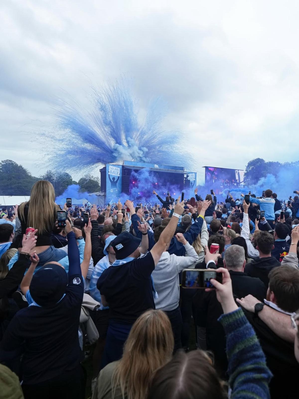 Peste 50.000 de suporteri au sărbătorit promovarea în Premier League, după 25 de ani