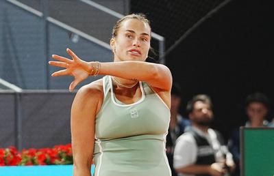 Aryna Sabalenka va continua să joace fără însemnele Belarusului în circuitul WTA