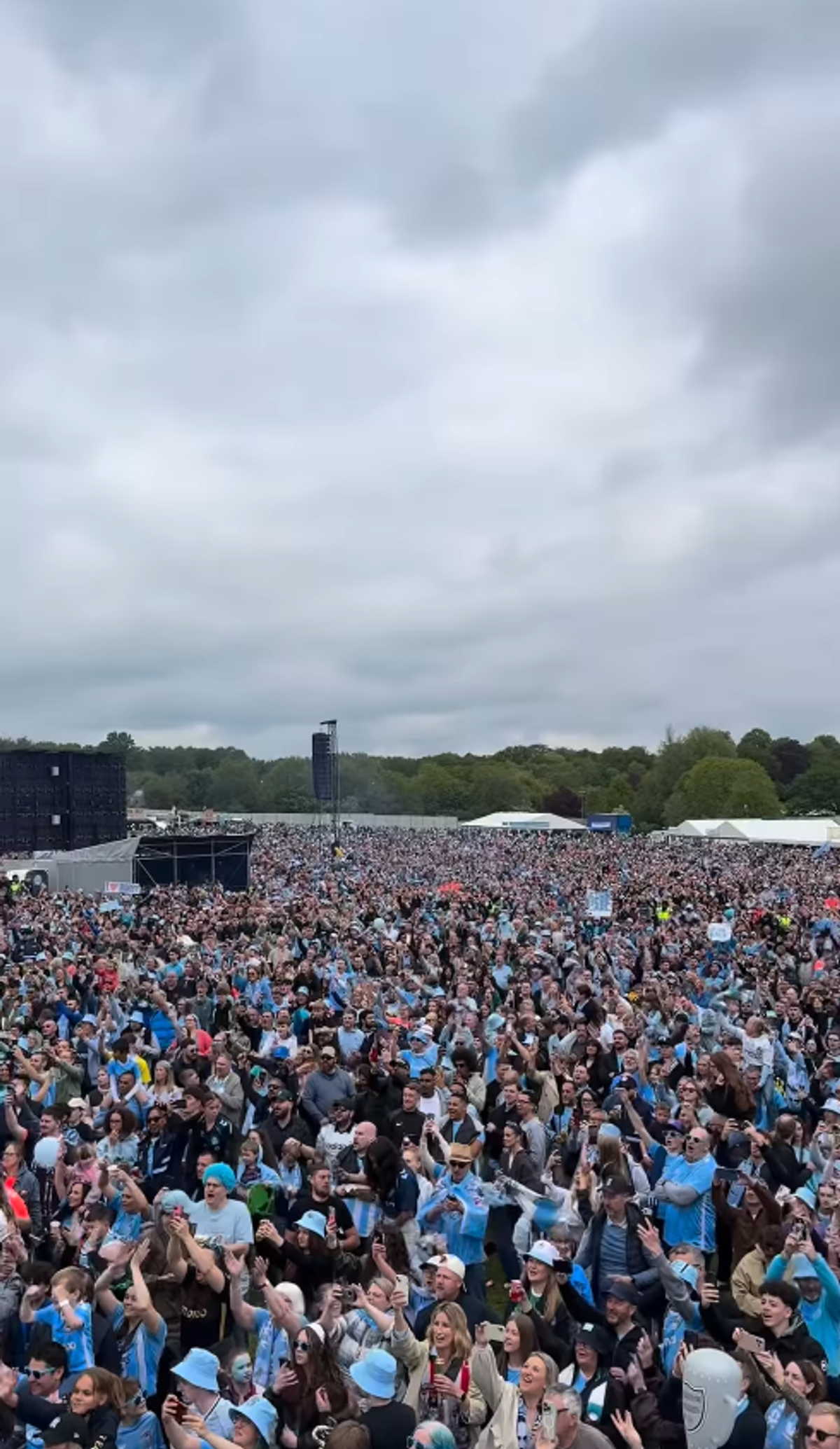 Peste 50.000 de suporteri au sărbătorit promovarea în Premier League, după 25 de ani