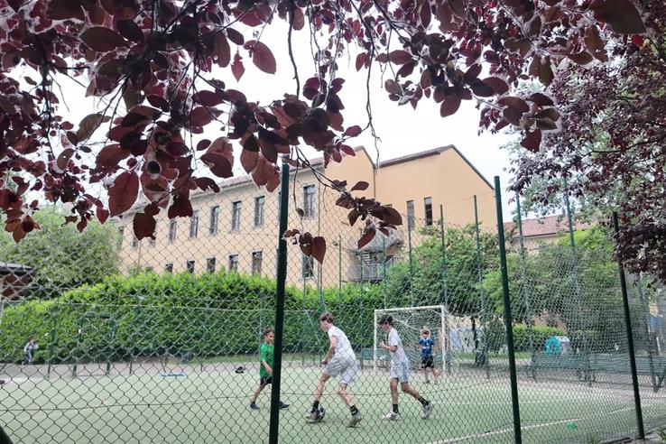 Copii pe terenul de joacă pe care Federico Dimarco a început fotbalul