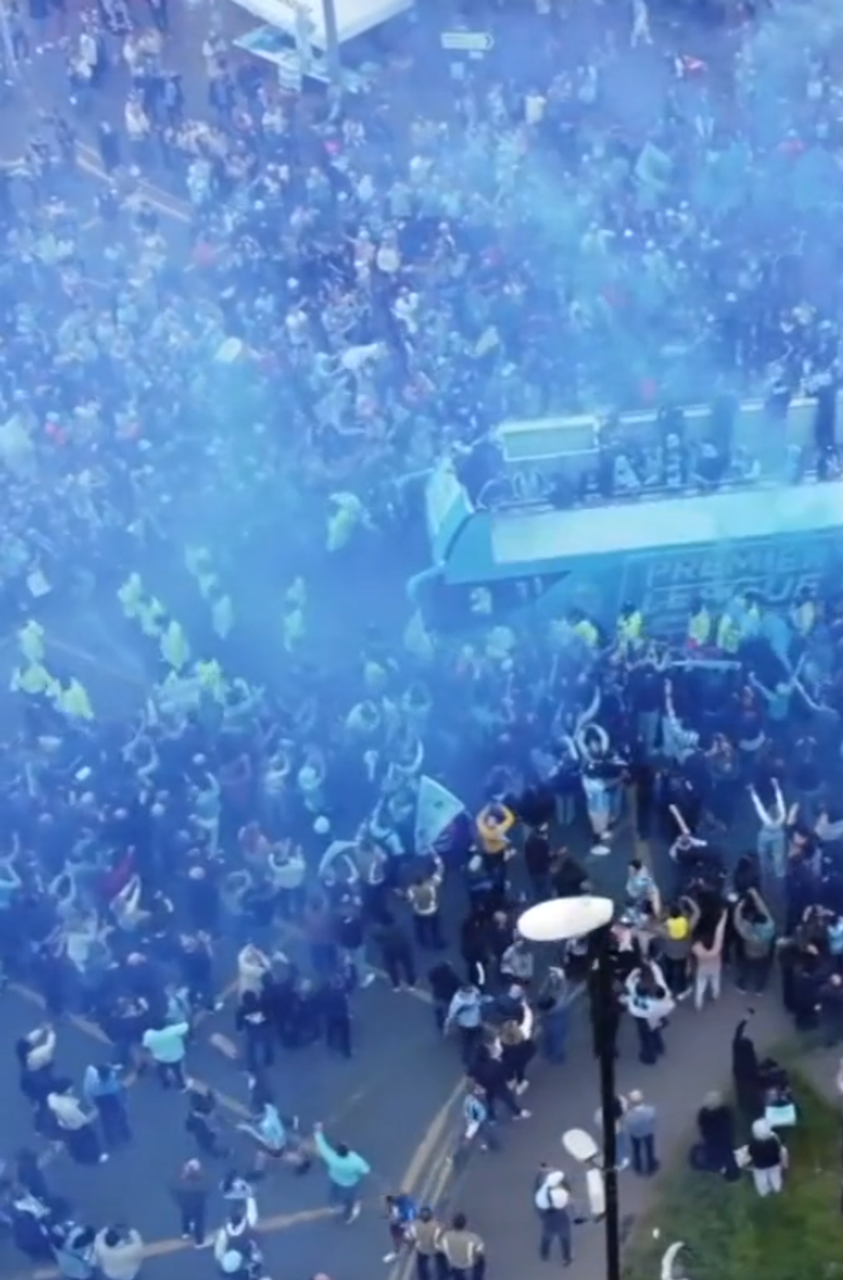 Peste 50.000 de suporteri au sărbătorit promovarea în Premier League, după 25 de ani
