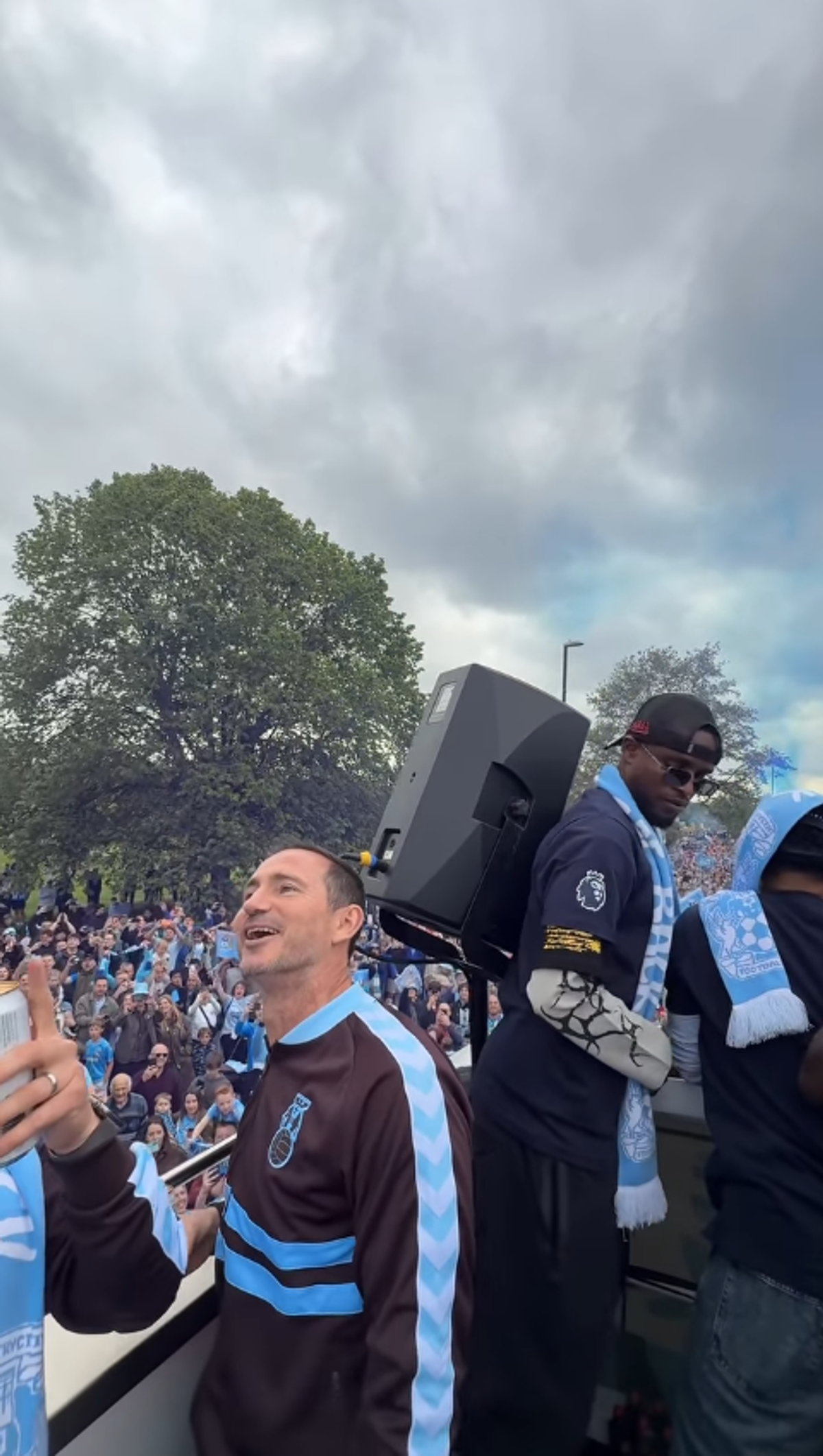 Peste 50.000 de suporteri au sărbătorit promovarea în Premier League, după 25 de ani