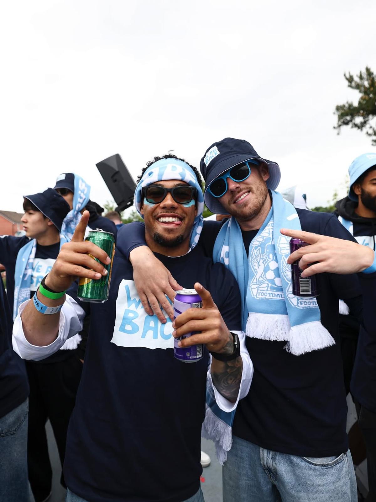 Peste 50.000 de suporteri au sărbătorit promovarea în Premier League, după 25 de ani