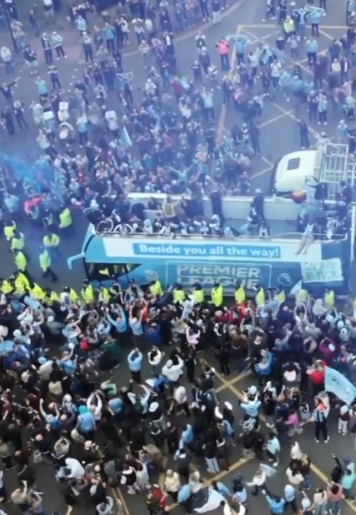 Peste 50.000 de suporteri au sărbătorit promovarea în Premier League, după 25 de ani
