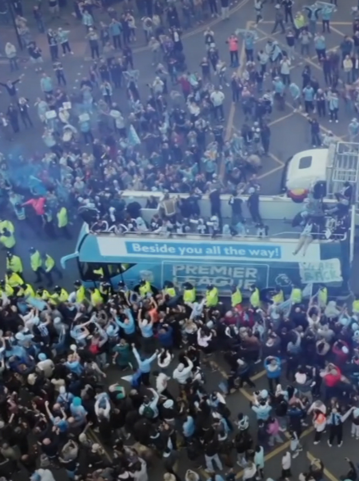 Peste 50.000 de suporteri au sărbătorit promovarea în Premier League, după 25 de ani