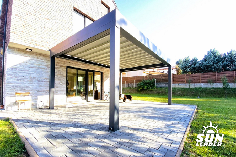 Pergola modernă ca indicator de rezistență: cum arată o terasă cu acoperiș retractabil de inginerie, nu doar de decor