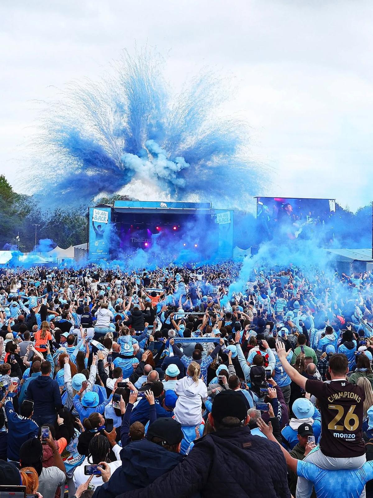 Peste 50.000 de suporteri au sărbătorit promovarea în Premier League, după 25 de ani