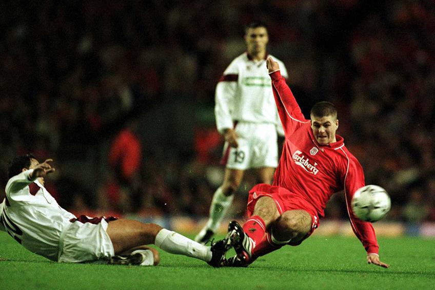 Constantin Schumacher în duel cu Steven Gerrard.