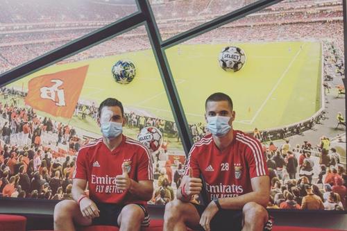 Julian Weigl (dreapta) și Andrija Zivkovic după atacul asupra autocarului Benficăi // sursă foto: Instagram @ juweigl